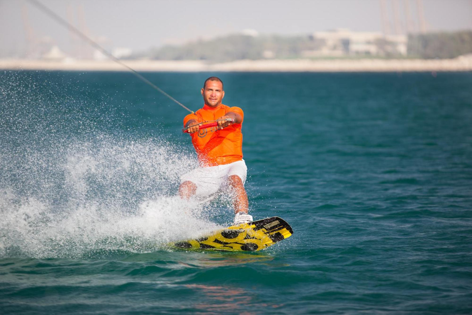 Ja The Resort - Ja Lake View Hotel, Dubai Luaran gambar A man wakeboarding