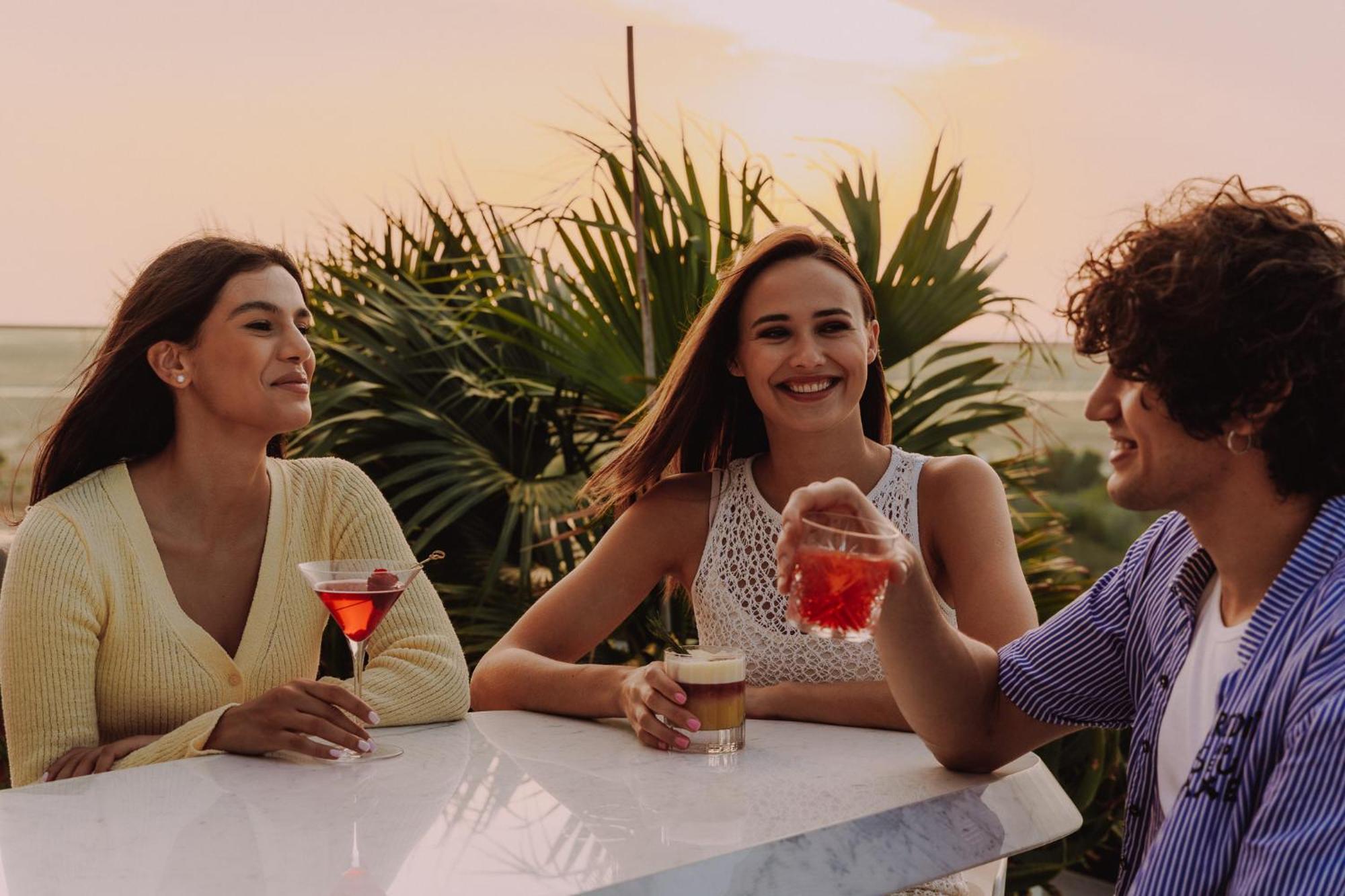 Ja The Resort - Ja Lake View Hotel, Dubai Luaran gambar Friends socializing