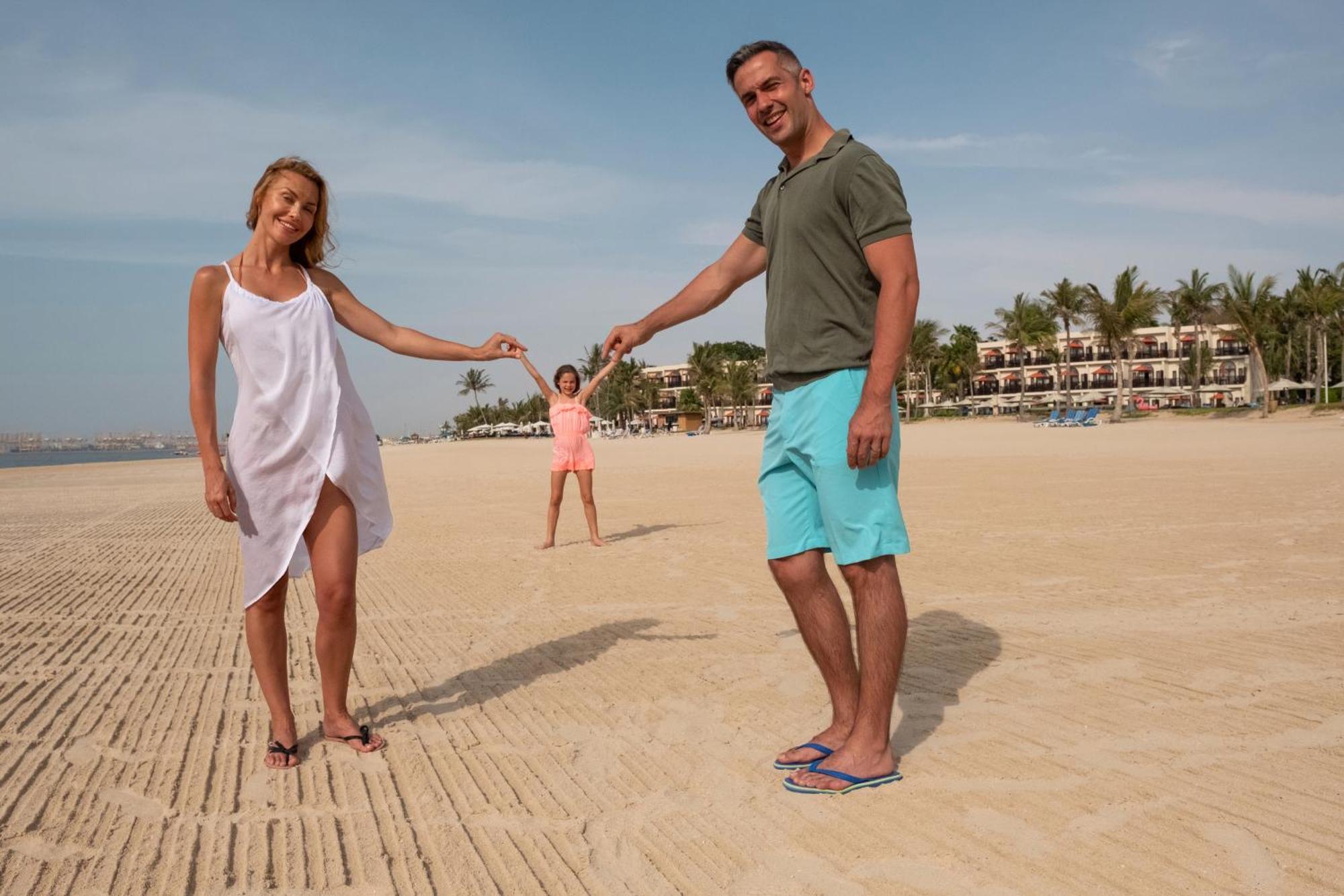 Ja The Resort - Ja Lake View Hotel, Dubai Luaran gambar Family on the beach