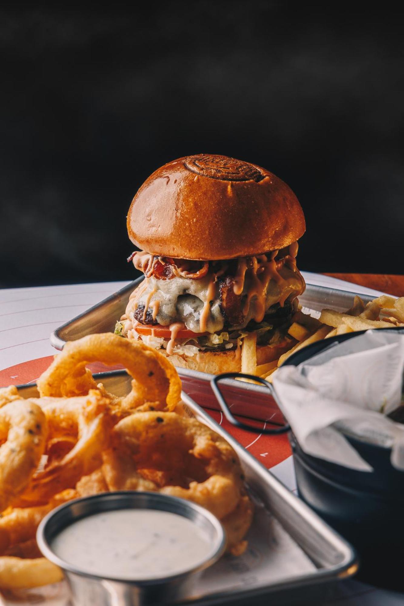 Ja The Resort - Ja Lake View Hotel, Dubai Luaran gambar A cheeseburger with onion rings