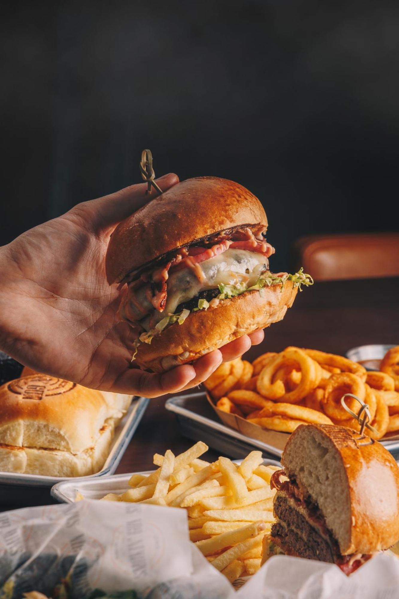 Ja The Resort - Ja Lake View Hotel, Dubai Luaran gambar A cheeseburger with curly fries
