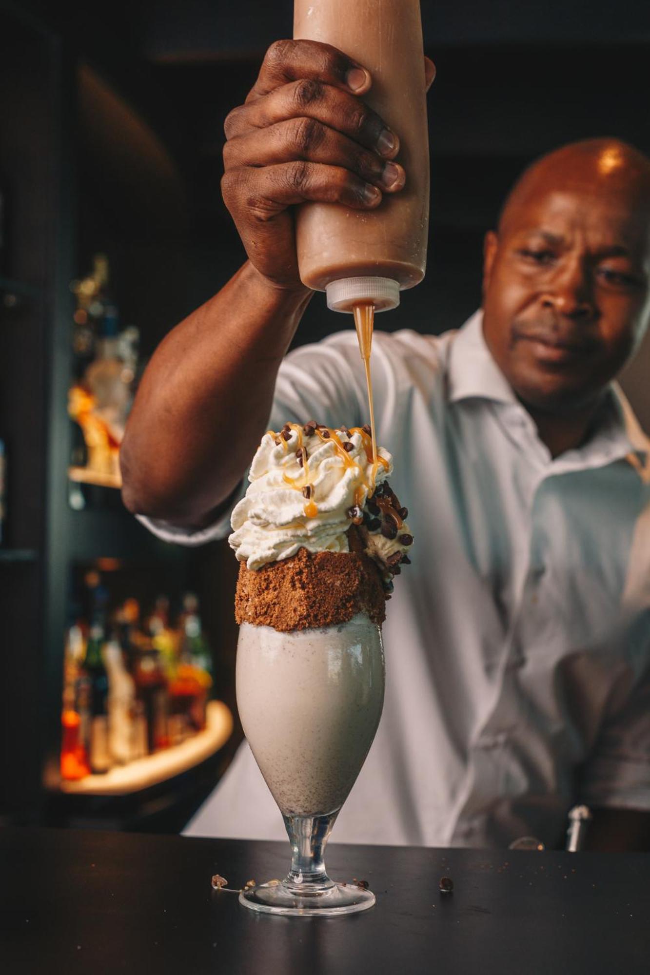 Ja The Resort - Ja Lake View Hotel, Dubai Luaran gambar A bartender making a milkshake