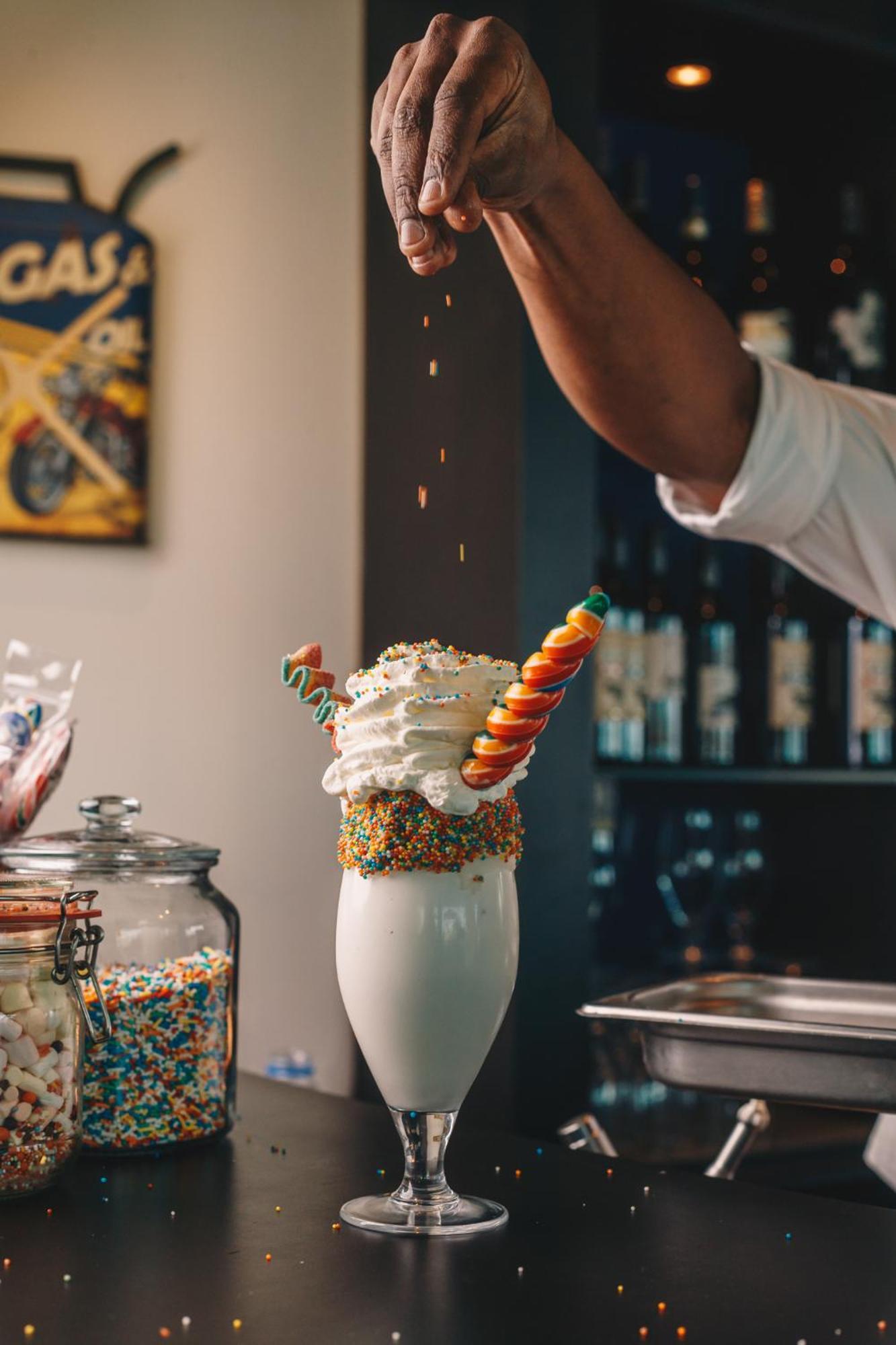 Ja The Resort - Ja Lake View Hotel, Dubai Luaran gambar A bartender topping a milkshake with a candy cane