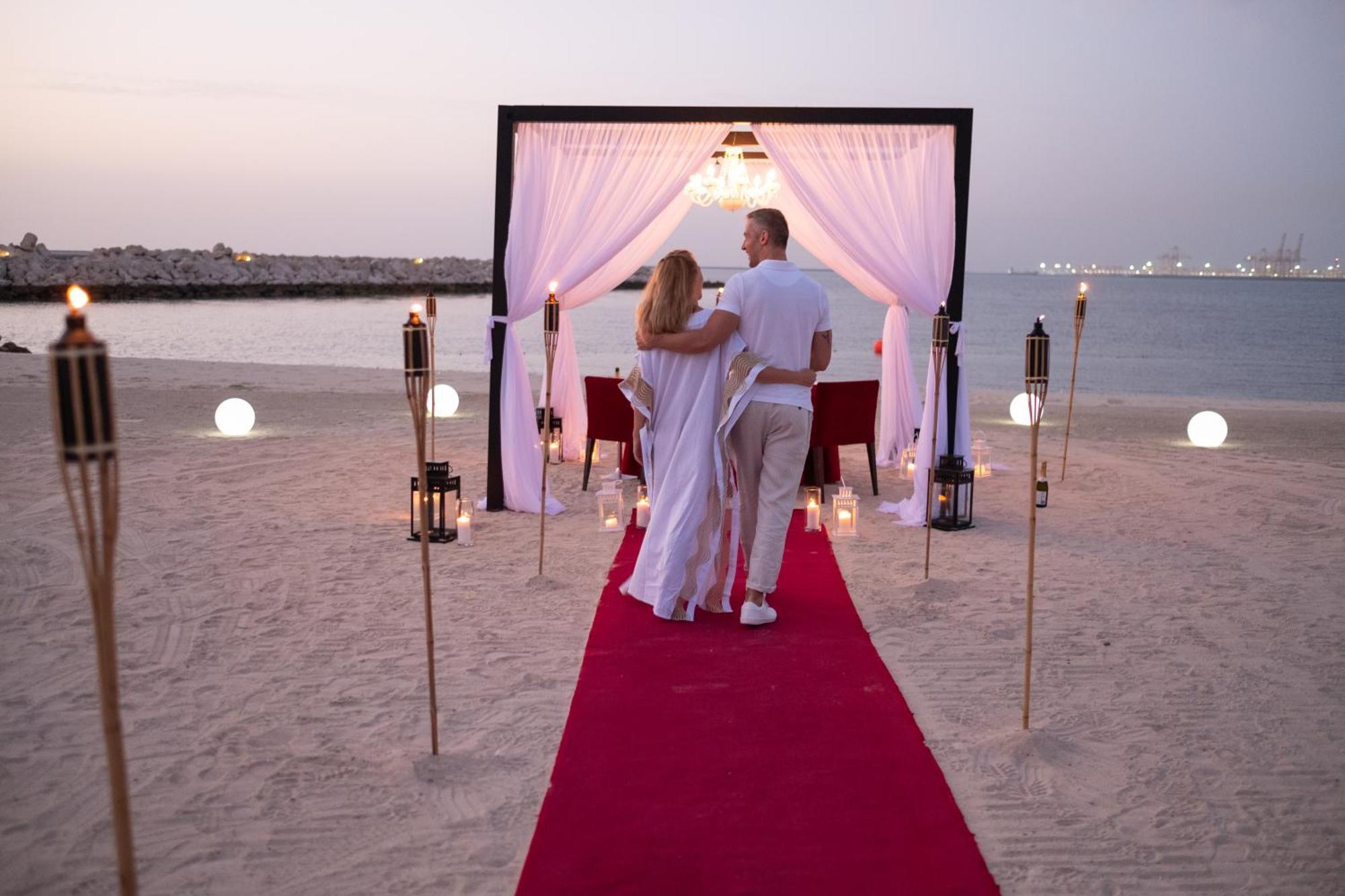 Ja The Resort - Ja Lake View Hotel, Dubai Luaran gambar A couple at a beach resort in Dubai