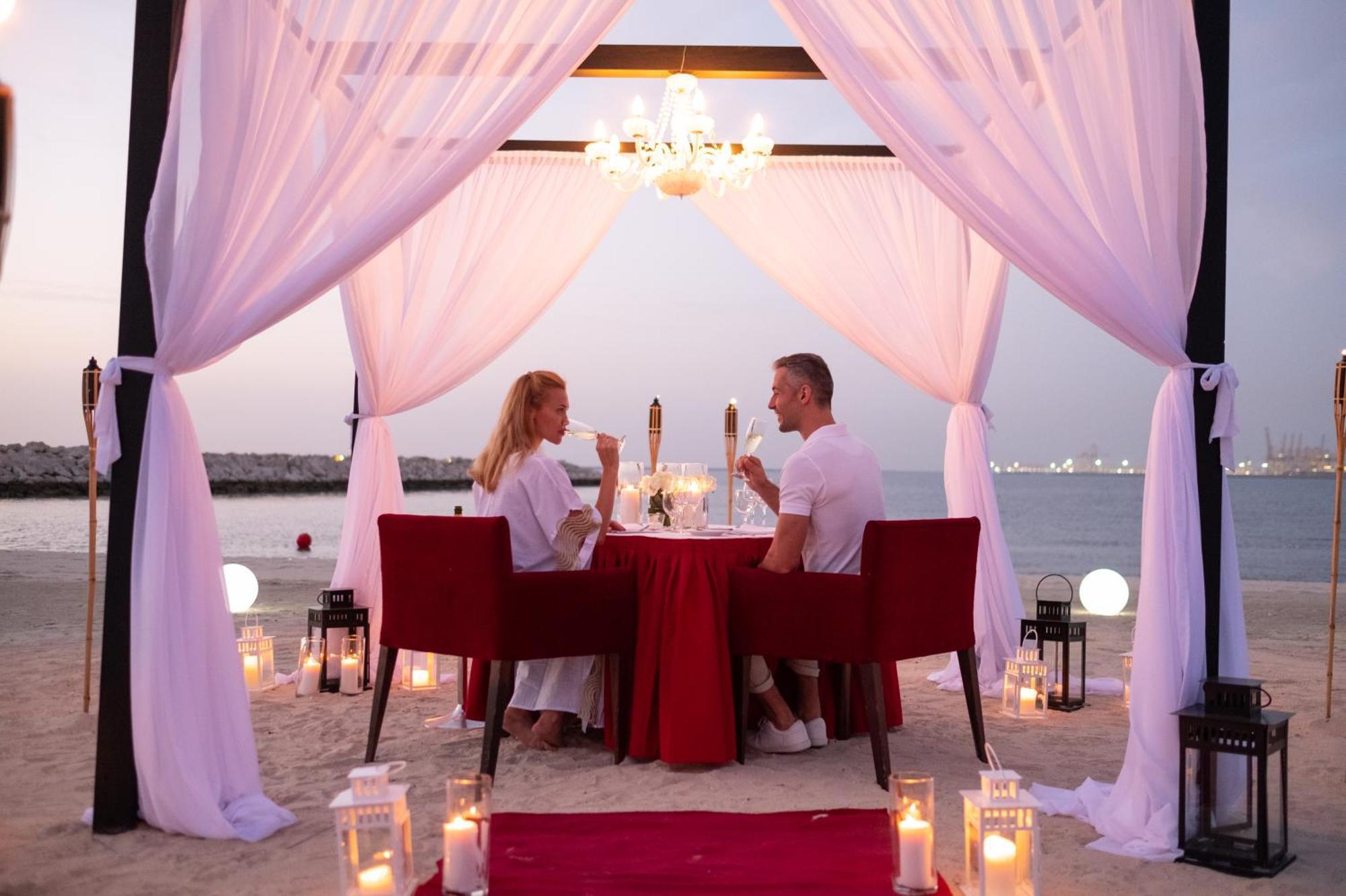 Ja The Resort - Ja Lake View Hotel, Dubai Luaran gambar A couple dining at a beach resort