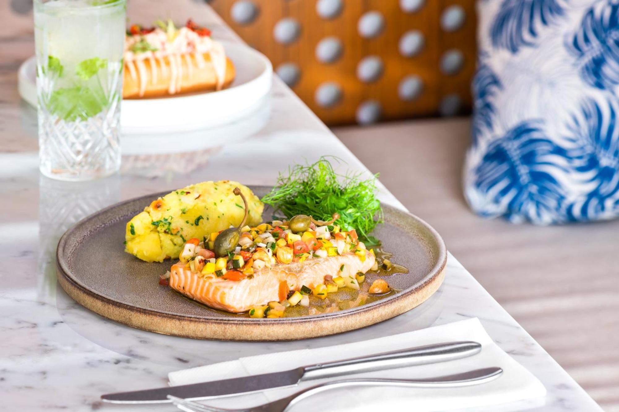 Ja The Resort - Ja Lake View Hotel, Dubai Luaran gambar Salmon with a corn and olive salsa