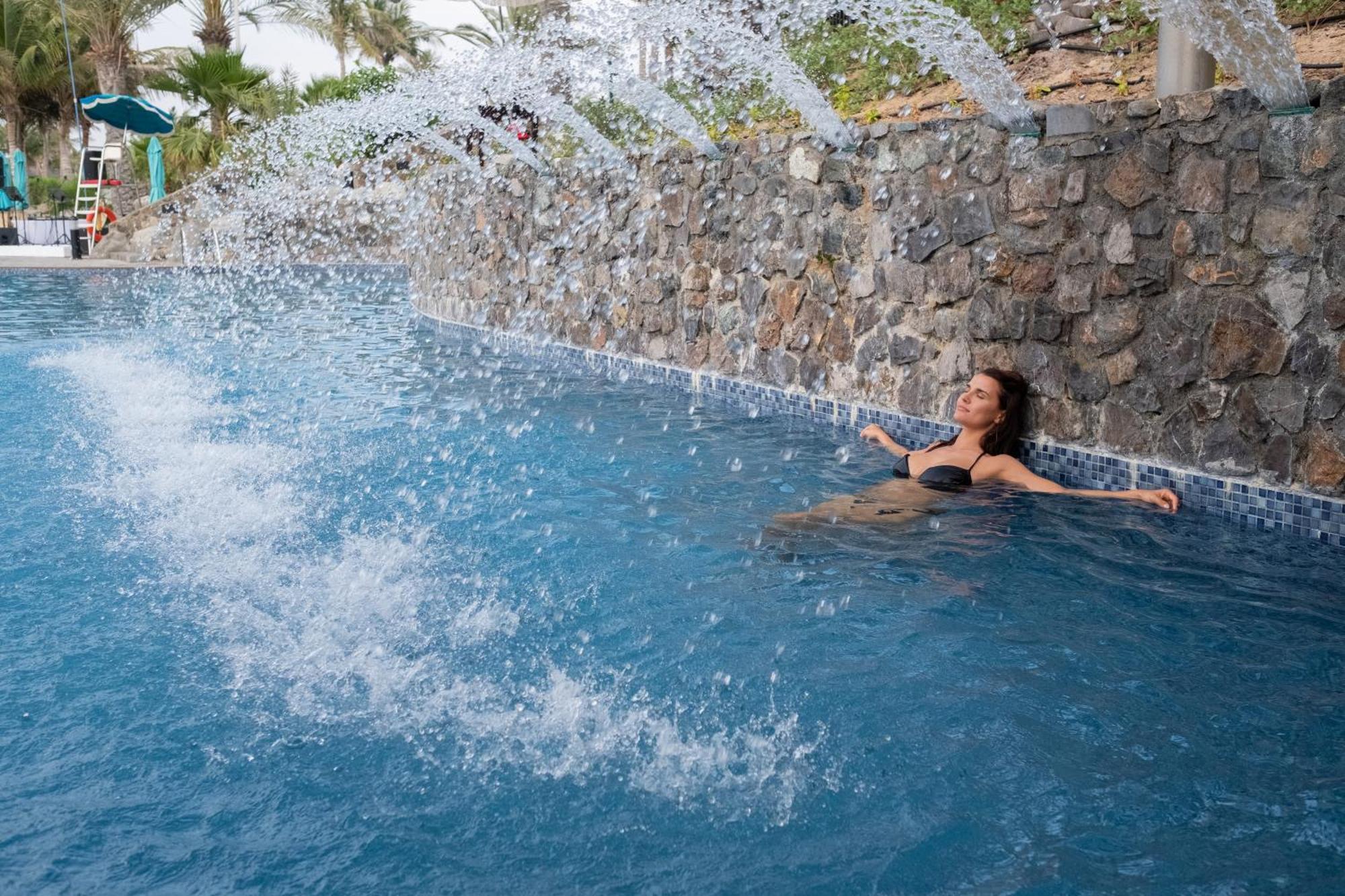 Ja The Resort - Ja Lake View Hotel, Dubai Luaran gambar A woman relaxing in a swimming pool