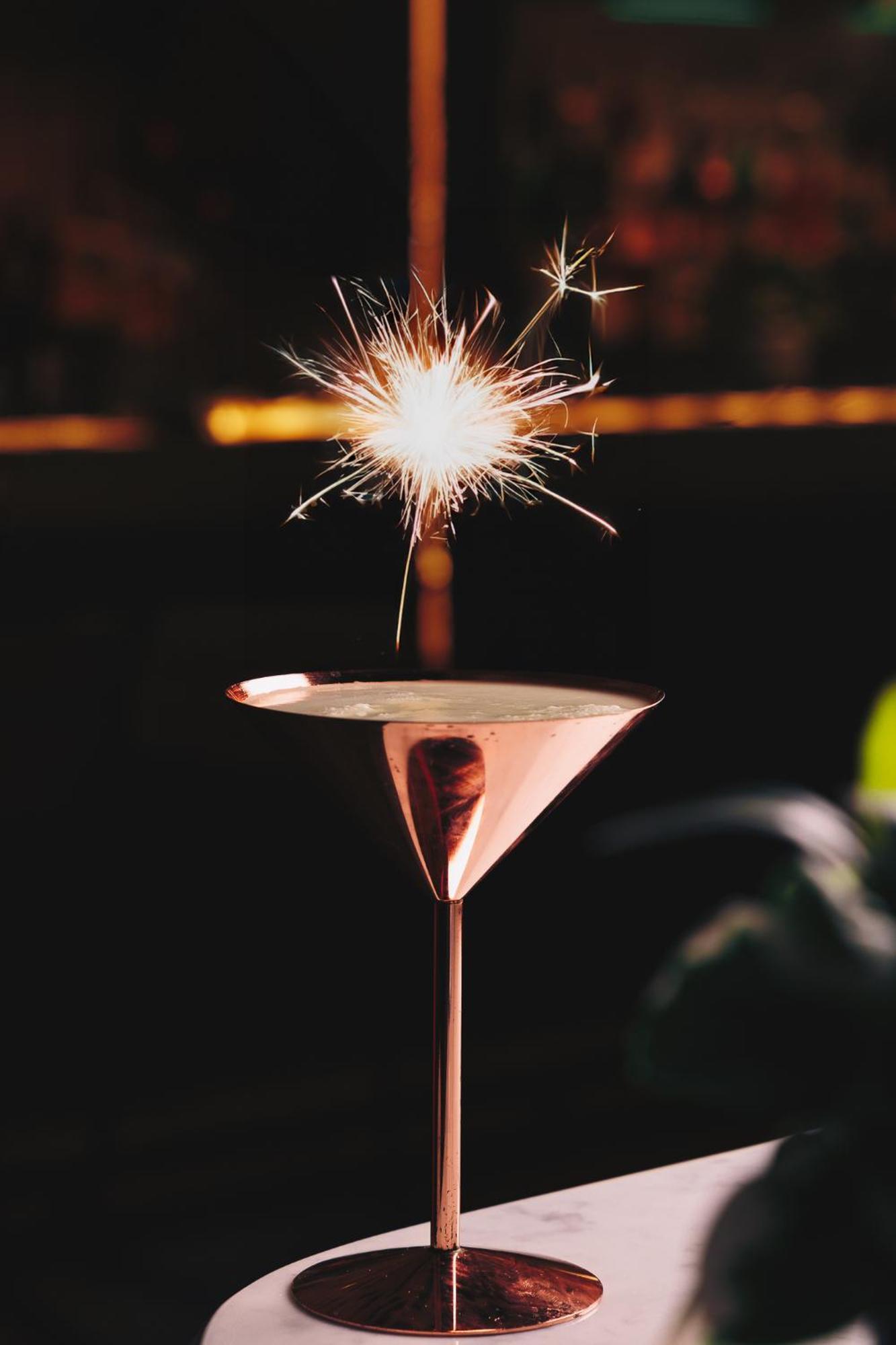 Ja The Resort - Ja Lake View Hotel, Dubai Luaran gambar A champagne cocktail with a sparkler