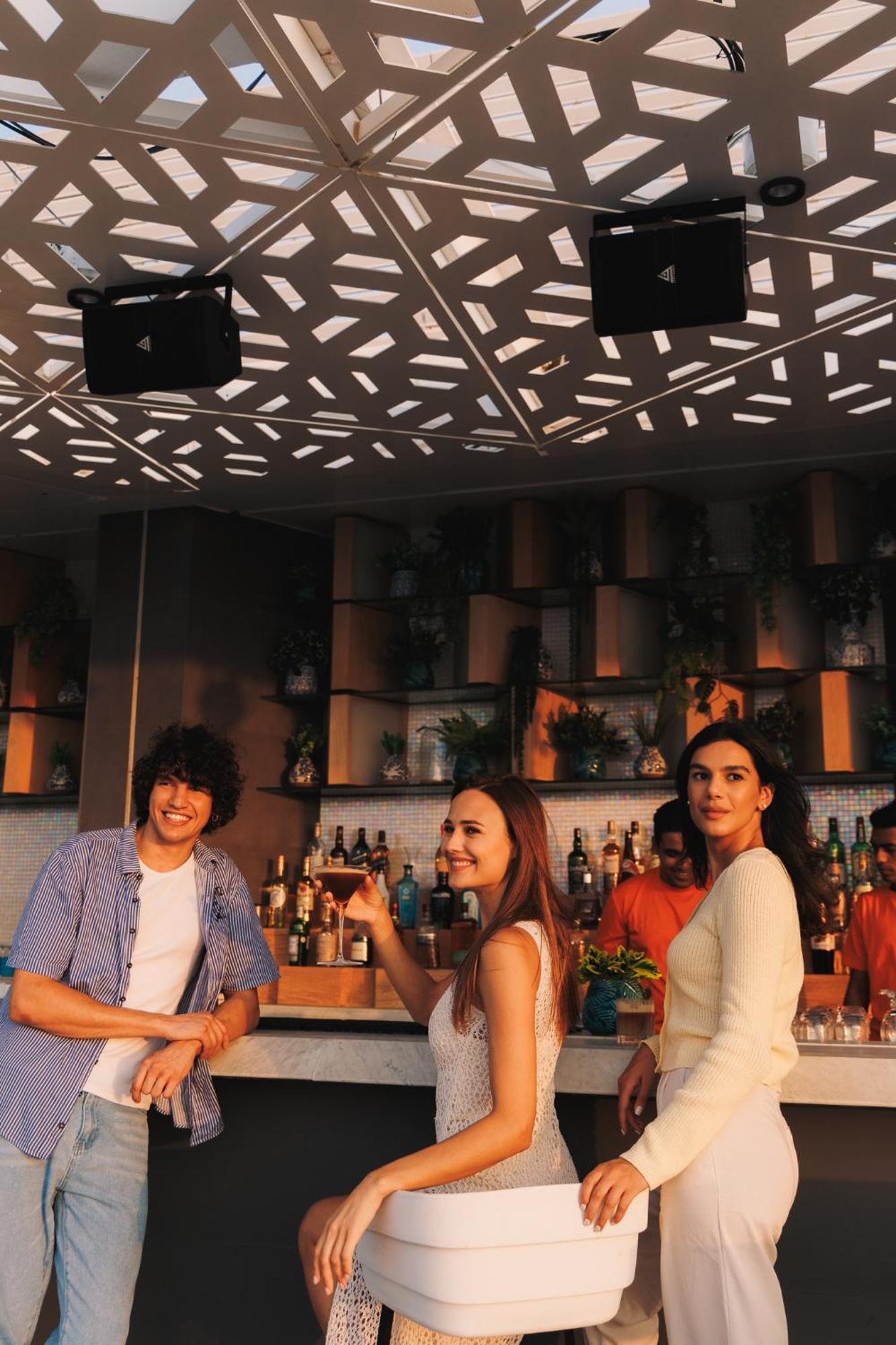 Ja The Resort - Ja Lake View Hotel, Dubai Luaran gambar The bar at the 101 Sky Bar