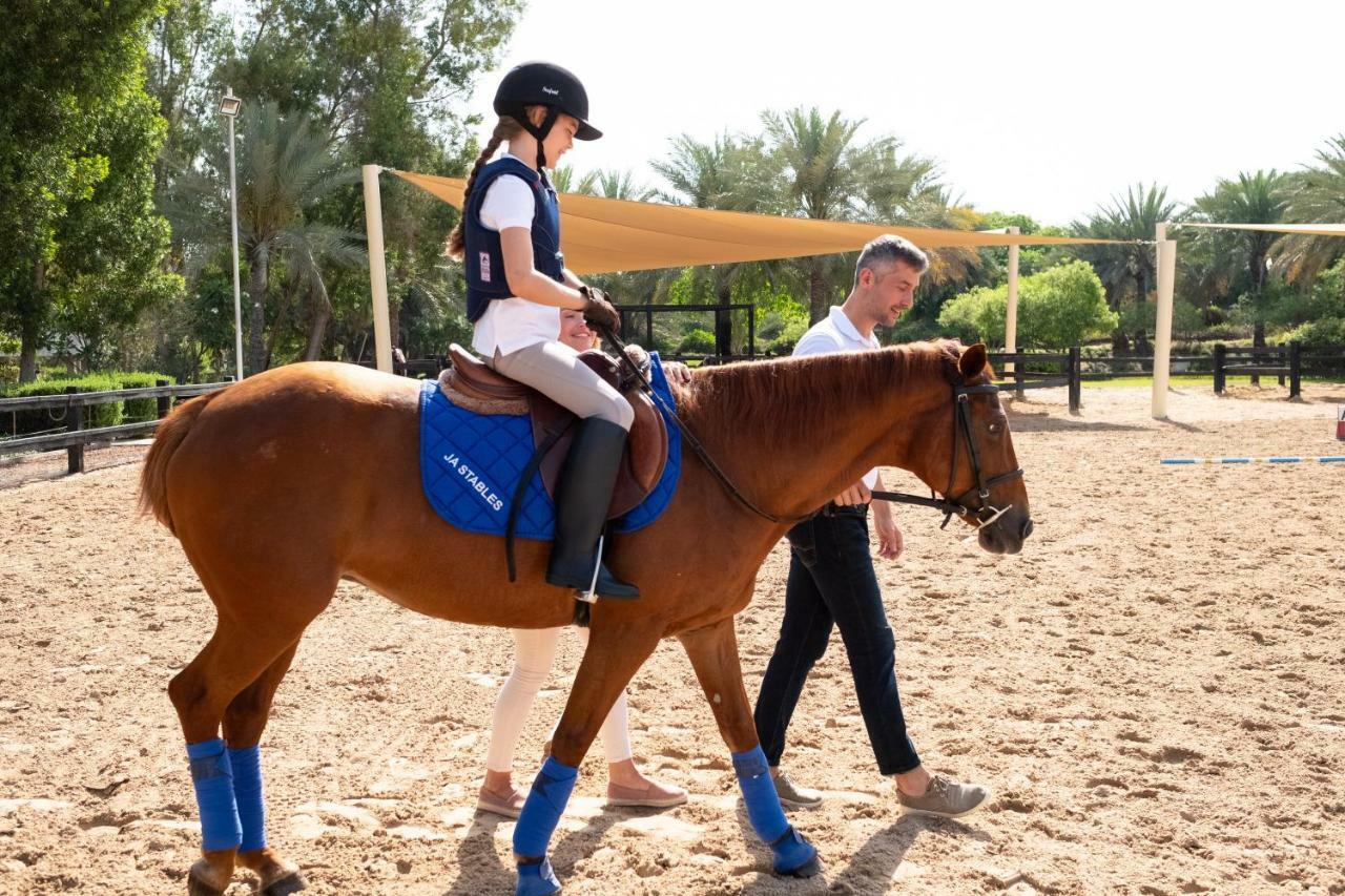 Ja The Resort - Ja Lake View Hotel, Dubai Luaran gambar A horse trainer with a student